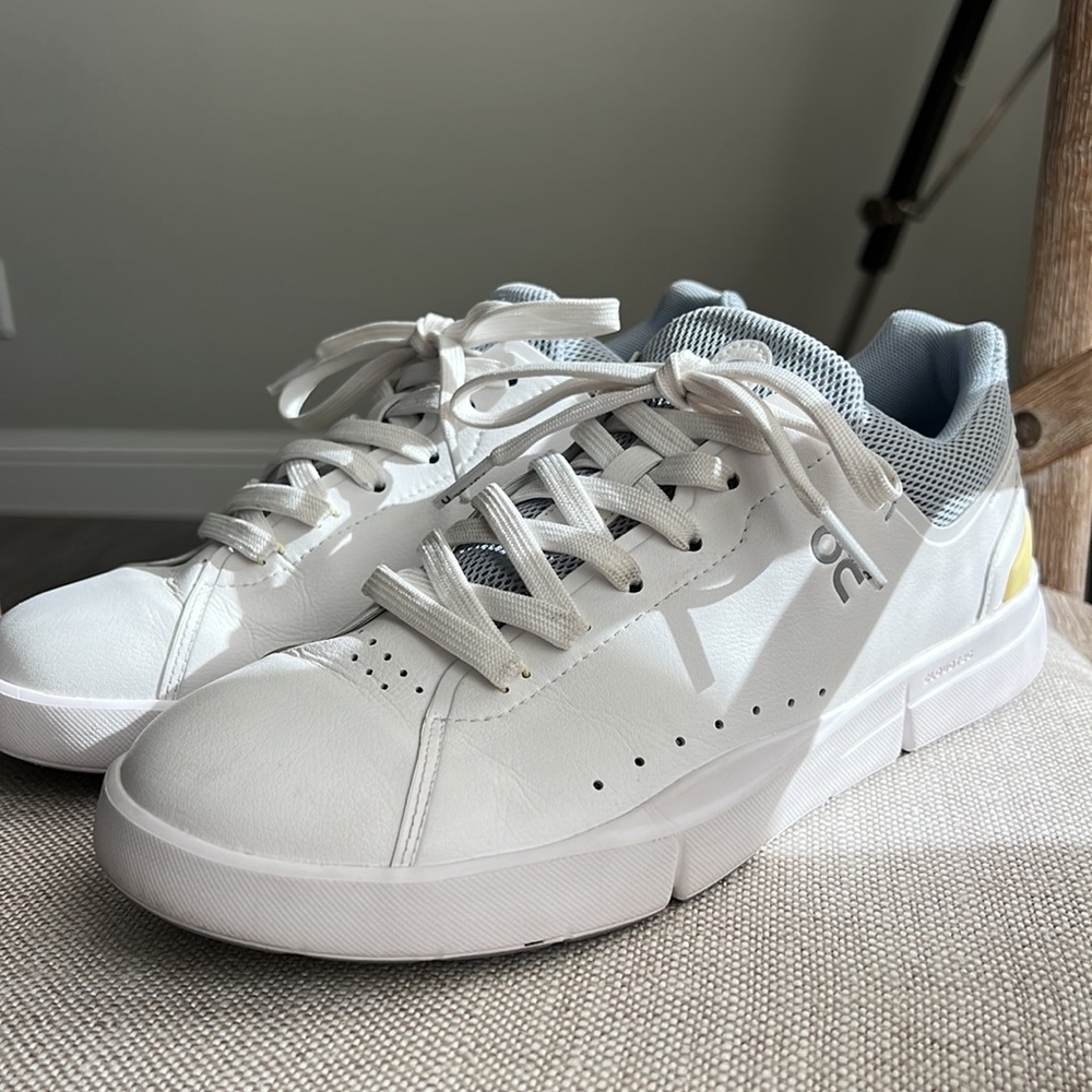 On running the roger advantage sneaker